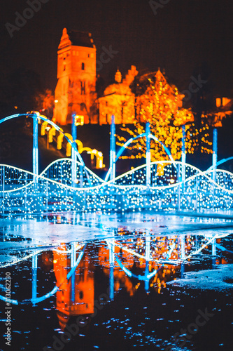 Illuminacja świąteczna w multimedialnej fontannie w Warszawie nocą