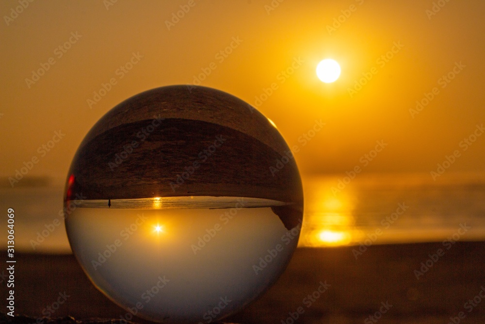 朝焼けとレンズボール