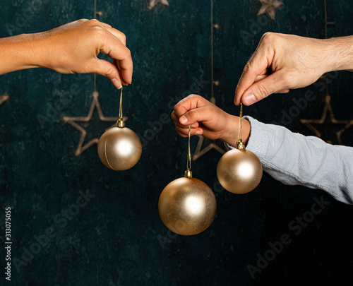 Photos Familia sujetando bolas doradas de Navidad