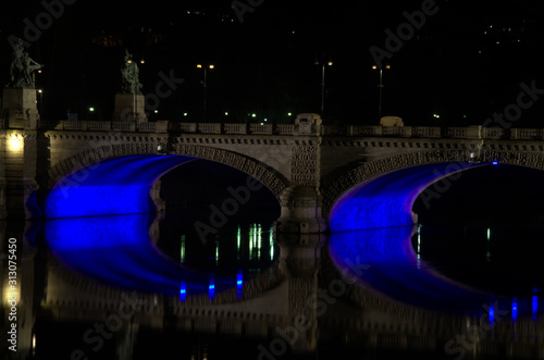 Ponte Umberto I illuminato di blu. photo