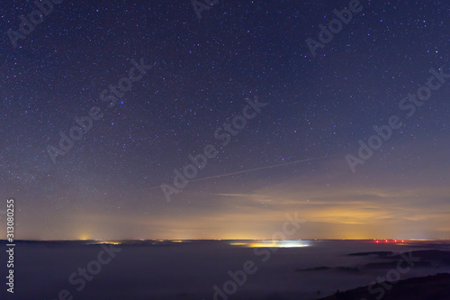 Les étoiles au-dessus du brouillard © antoine