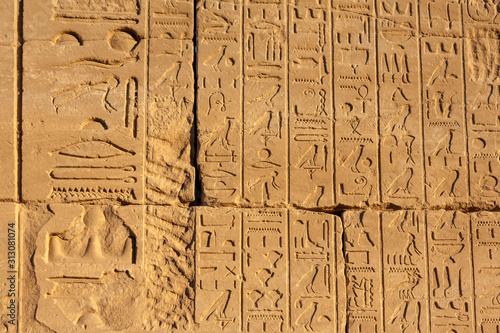 KarnakTempel-Flachrelief, Ägyptische Hieroglyphen