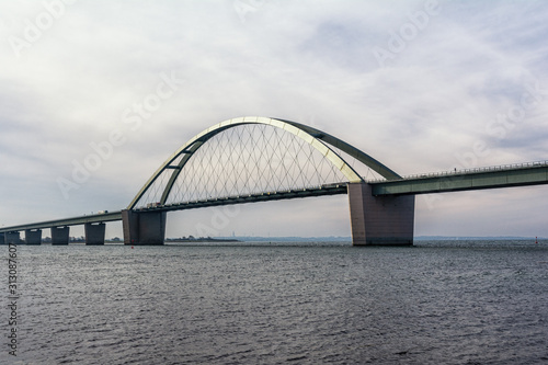Die Fehmarnsundbrücke in Schleswig-Holstein
