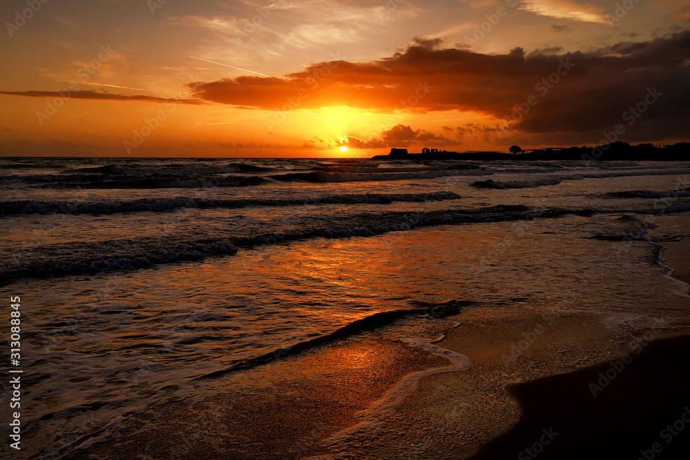 Roter Sonnenuntergang über dem Mittelmeer am Strand von Sizilien