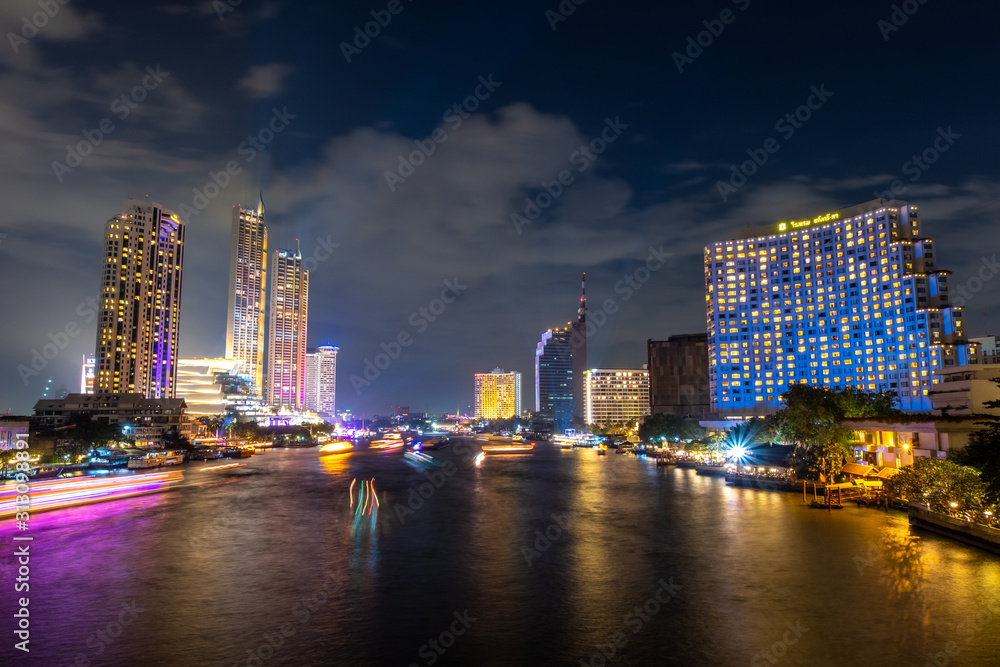 Obraz premium City view by the river Bright night The beauty of the capital