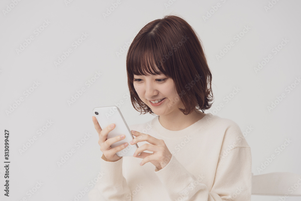 スマートフォンを使う女性 スマートフォンを使う女性
