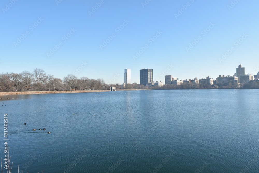Obraz premium Central park skyline relfection water new york