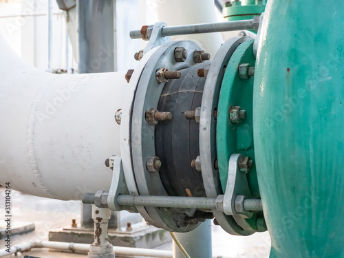 mechanical joint with rubber shock absorber, flange and set of bolts, connected to a high pressure water pump, side view
