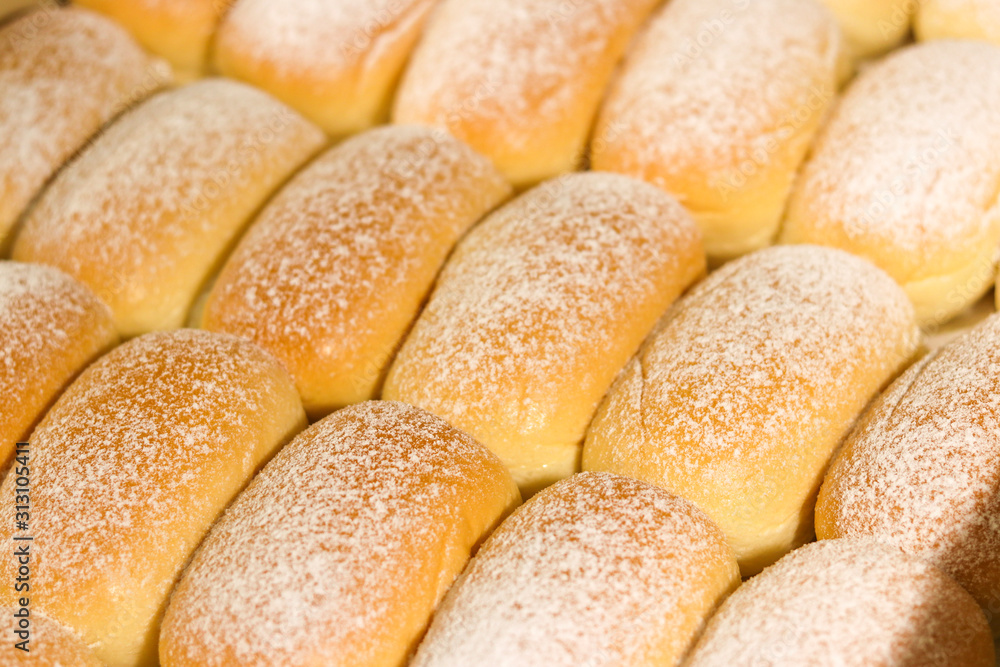 Bread sprinkled with icing sugar, arranged on top of the container. Bread sprinkled with icing sugar, arranged on top of the container.