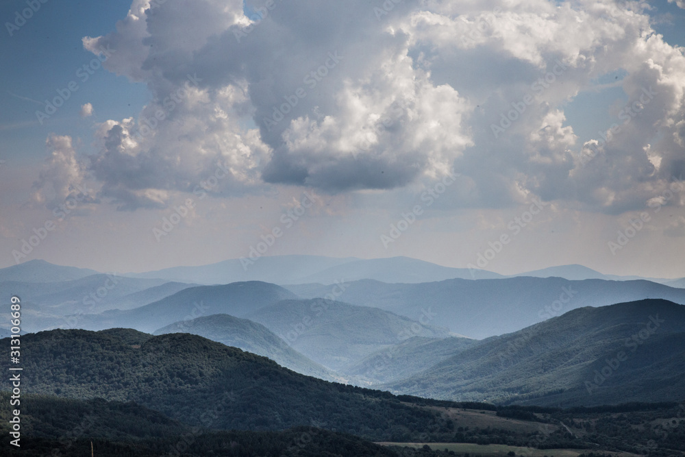 Mgła i chmury nad lasem i górami w Bieszczadzkim Parku narodowym