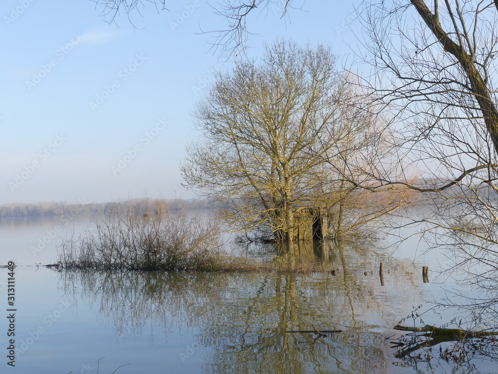Obraz premium inondation la rivière Saone en crue