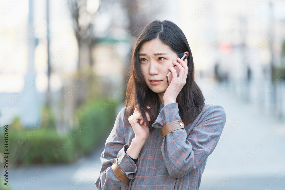 笑顔で電話する女性 Stock Photo Adobe Stock