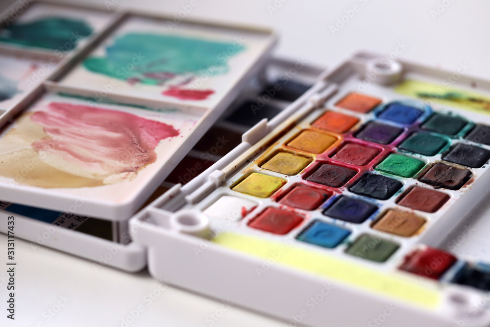 Naklejka premium used watercolor paints in art school, hobby to paint