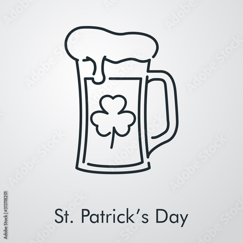 Día de San Patricio. Icono plano lineal jarra de cerveza de cristal con espuma con trébol en fondo gris