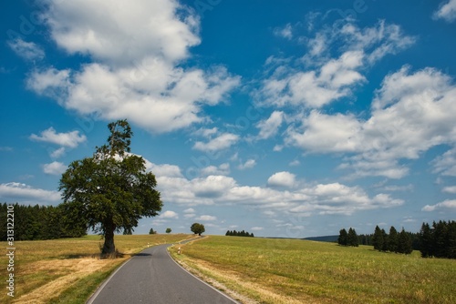 Landstraße im Sommer bewölkter Himmel