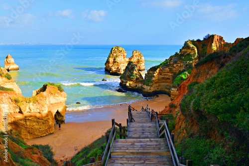 paesaggio naturale della bellissima spiaggia Praia do Camilo, una baia sabbiosa incastonata tra frastagliate falesie, in località Lagos nella regione Algarve, Portogallo photo