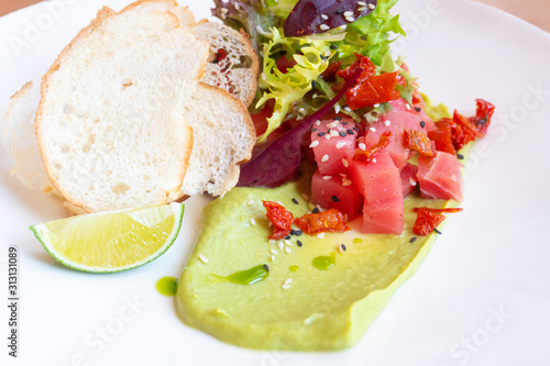 tuna Tartar with avocado, lettuce, sun-dried tomatoes and bread chips