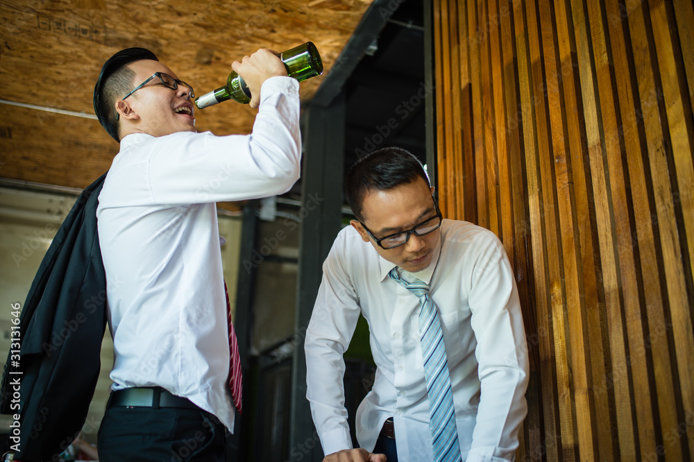 Φωτογραφία two businessman drunk and laughing after drinking hard in restaurant to celebrate the success of work