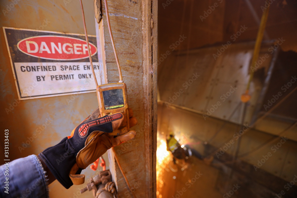 Εκτύπωση καμβά Certified miner hands holding inspecting gas test detector its continue monitori