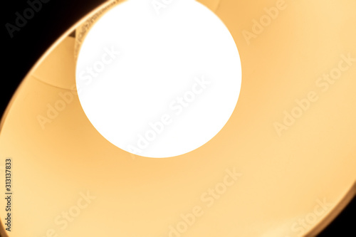 Fotografie hallowed warm light bulb macro