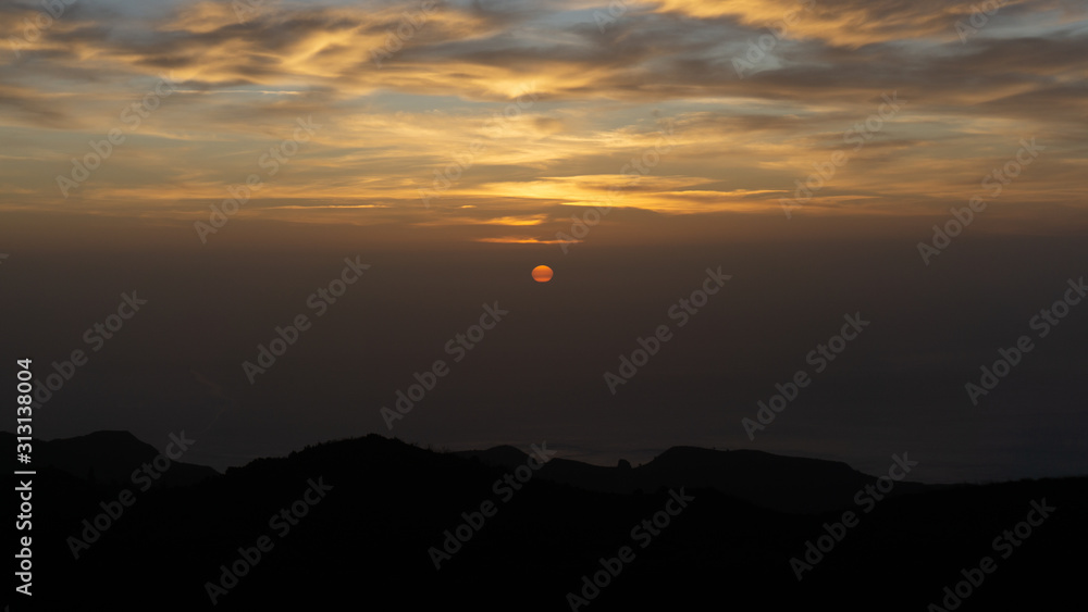 Sol saliendo en lo alto de una montaña Sol saliendo en lo alto de una montaña