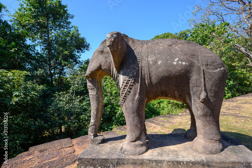 Elephant de pierre baray oriental © jjfoto