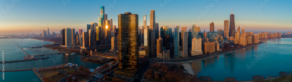 Naklejka premium Chicago Skyline Lake Shore Panorama Sunrise Aerial 9