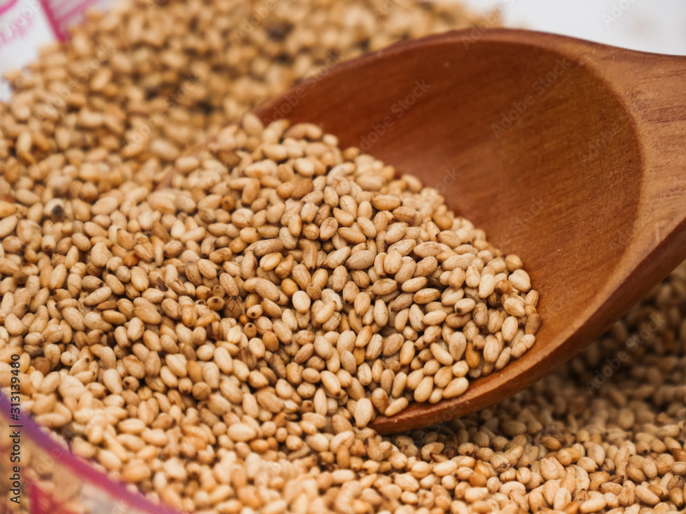 Fototapeta premium Toasted sesame seed on wood spoon 