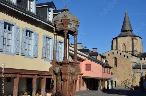 Fontaine et abbatiale de Saint-Savin, Pyrénées, France photo