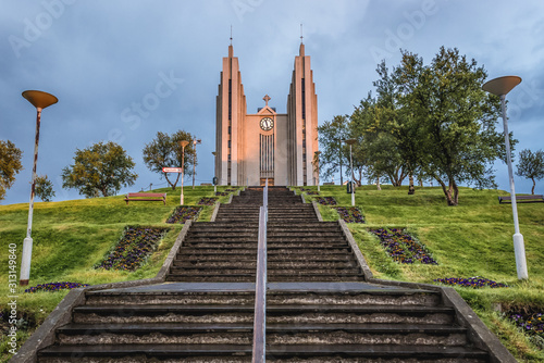 Foto Stairs in front of Akureyrarkirkja church in Akureyri city, Iceland