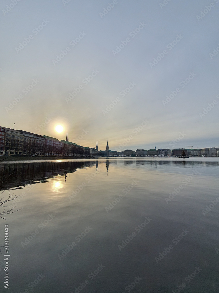 Jezioro w centrum Hamburga. Hamburg, Niemcy.