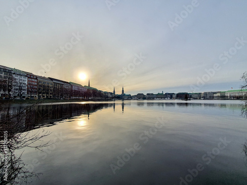Jezioro w centrum Hamburga. Hamburg, Niemcy. © michalsen