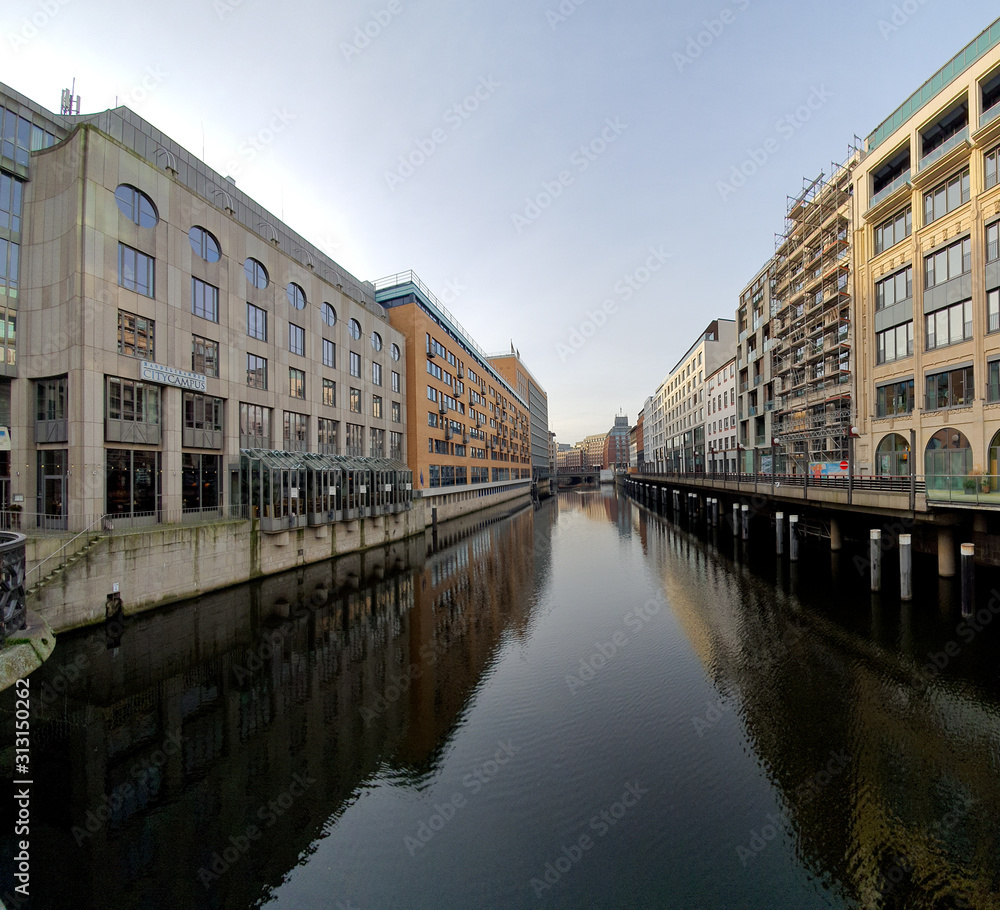 Fototapeta premium Budynki nad kanałami wodnymi w centrum miasta. Hamburg, Niemcy