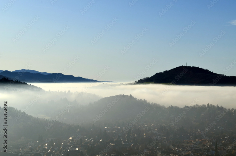 Freiburg unter einem Nebelvorhang