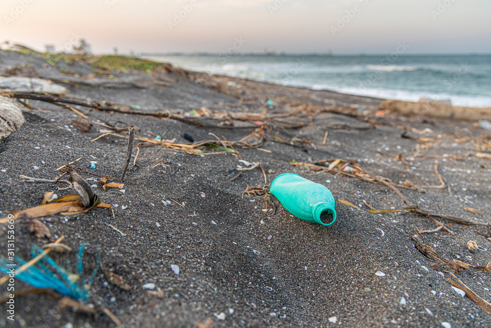 Obraz premium Beach pollution after a hurricane