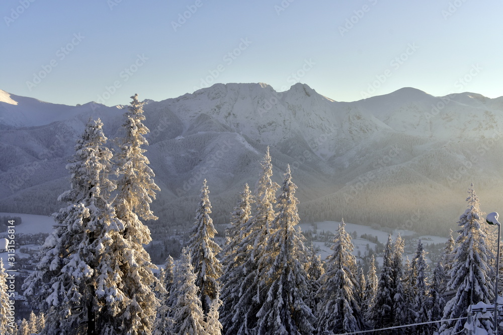 Zima w Tatrach, śnieg i zaspy na szlakach w TPN  - obrazy, fototapety, plakaty 