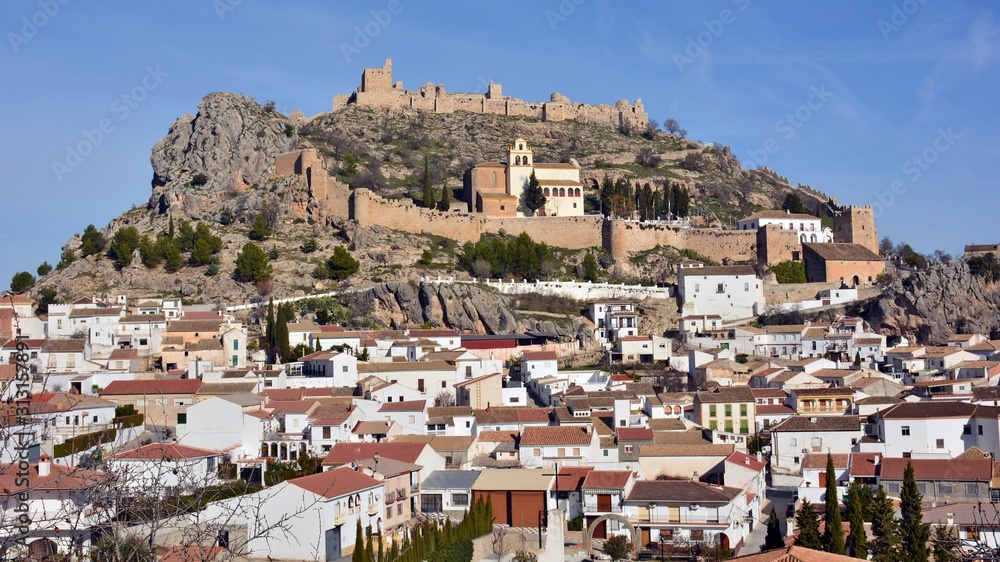 Vista del pueblo de Moclin y el castillo, en la provincia de Granada