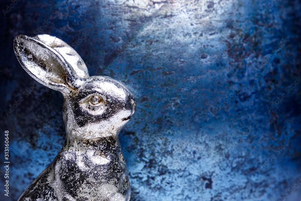 Poster, Print Osterhase aus silber matten Material vor einem blau glänzendem Osterei, 40x26.7 cm
