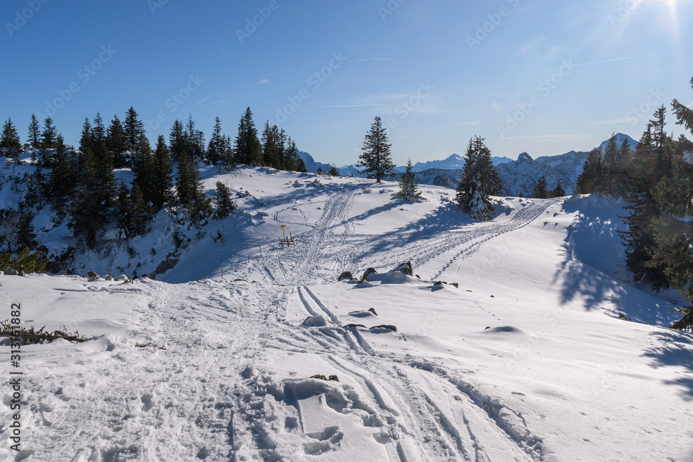 Spuren im Schnee in den Alpen auf dem Srreicher