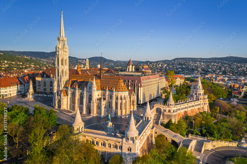 Obraz premium Budapest, Hungary - Aerial drone view of beautiful Matthias Church and Fisherman's Bastion (Halaszbastya) on a sunny summer morning with clear blue sky