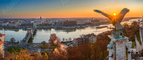 Obraz na płótnie Budapest, Hungary - Aerial panoramic view of Budapest, taken from Buda Castle Royal Palace at autumn sunrise. Szechenyi Chain Bridge, River Danube and St. Stephen's Basilica at background w salonie