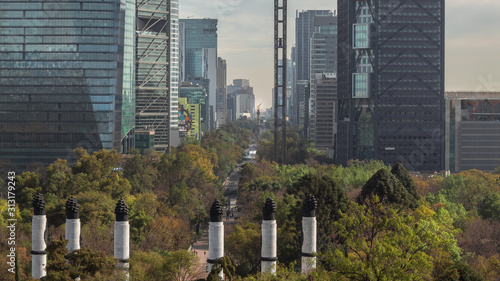 Una vista de la avenida Paseo de la Reforma desde lo alto del Castillo de Chapultepec