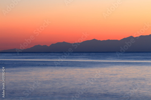 夜明けの海と立山連峰