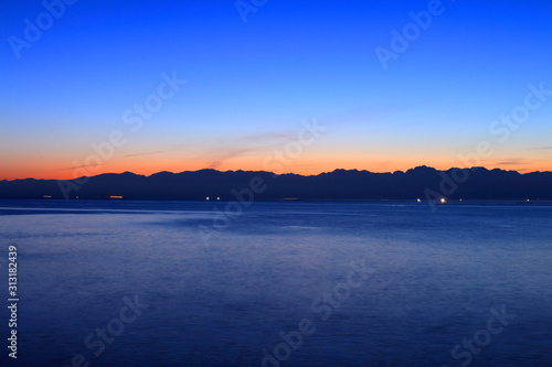 夜明けの海と立山連峰