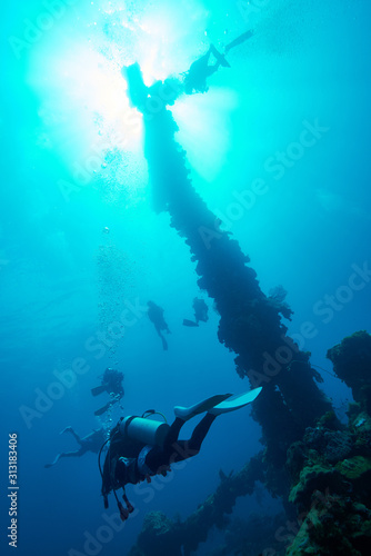 Sunken ship and divers_1