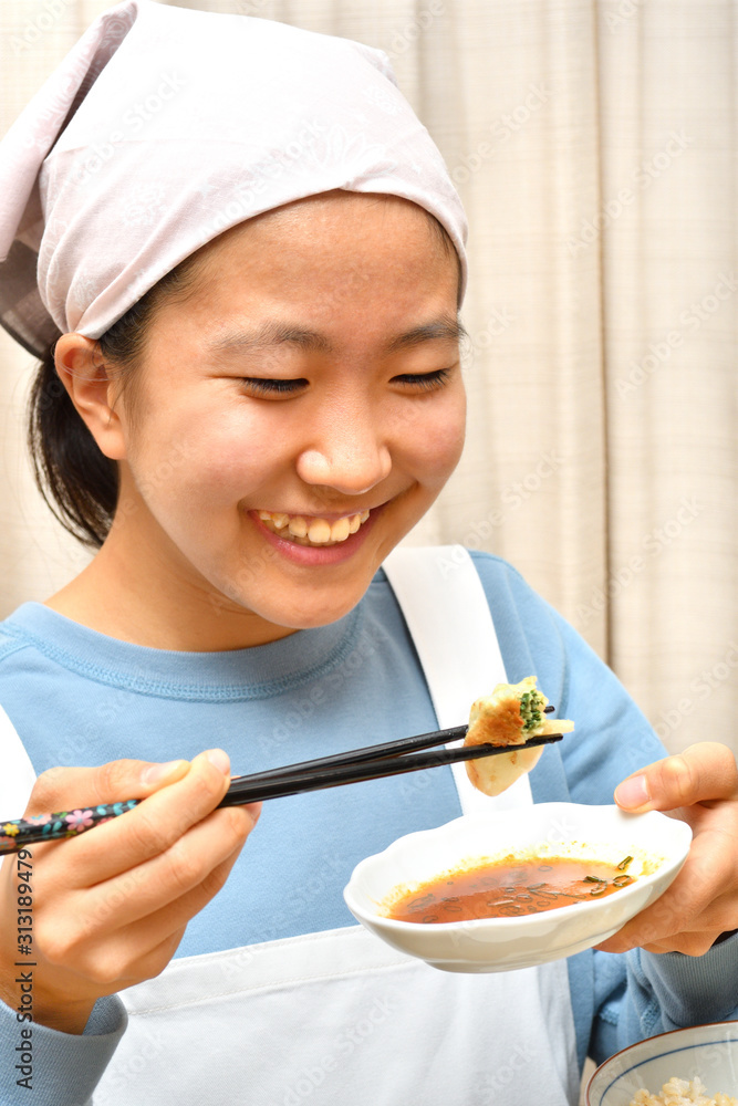 餃子を食べる女の子