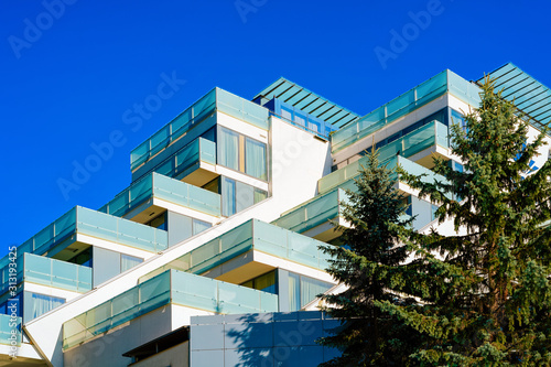 Foto New glass modern building city architecture of apartment residential house in Rogaska Slatina, Slovenia
