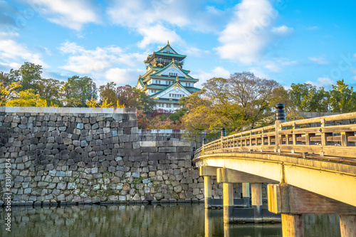 秋の大阪城天守閣と極楽橋