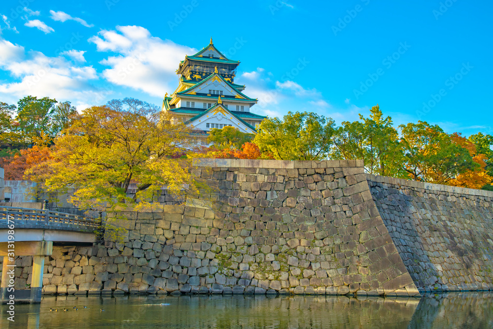 Fototapeta premium 秋の大阪城天守閣と極楽橋