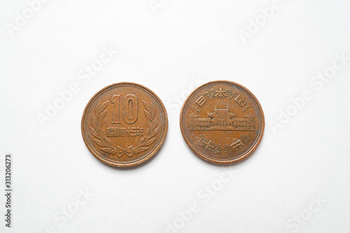 Wallpaper Mural 日本のお金、十円玉の表面、裏面です Torontodigital.ca